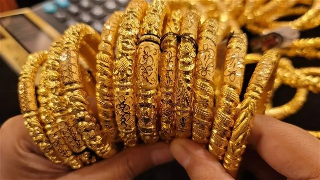 تراجع سعر الجنيه الذهب في الصاغة وارتفاع أسعار الزيت بالفترة الحالية
